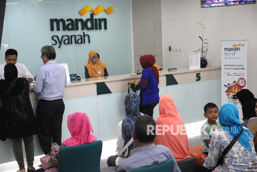 Antrean nasabah untuk melakukan pelunasan Biaya Penyelenggaraan Ibadah Haji (BPIH) di Banking Hall Bank Syariah mandiri (BSM) Cabang Mayestik, Jakarta, Senin (10/4). 