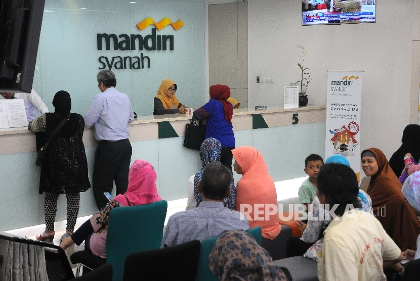 Antrean nasabah untuk melakukan pelunasan Biaya Penyelenggaraan Ibadah Haji (BPIH) di Banking Hall Bank Syariah mandiri (BSM) Cabang Mayestik, Jakarta, Senin (10/4).