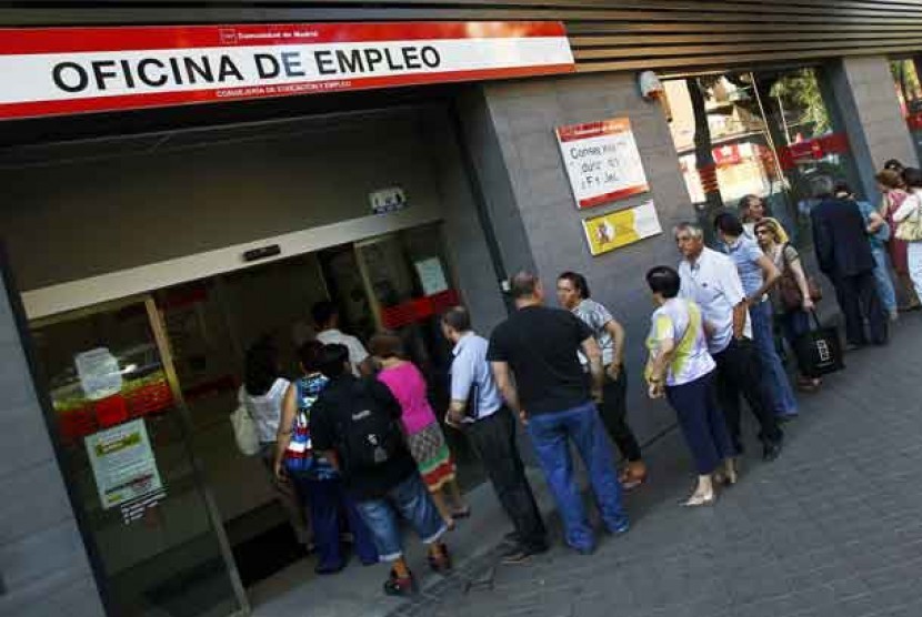Antrean orang yang mencari pekerjaan di Madrid, Spanyol.