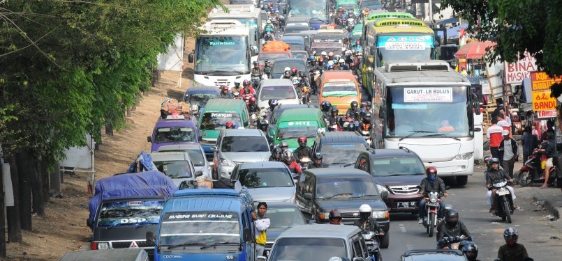 Antrean panjang kendaraan bermotor di Jalan Raya Cipacing, Rancaekek, Kabupaten Bandung, Jabar.