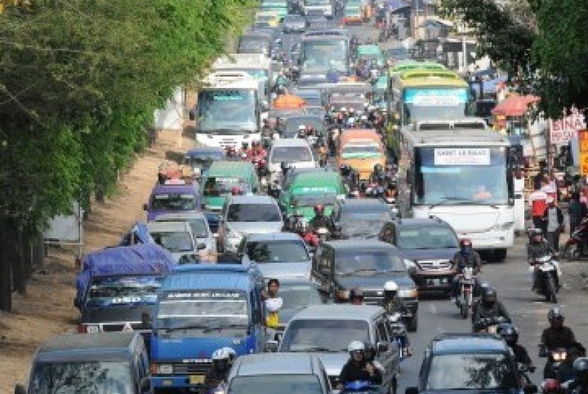 Antrean panjang kendaraan bermotor di Jalan Raya Cipacing, Rancaekek, Kabupaten Bandung, Jabar, Ahad (4/9). Arus balik kendaraan para pemudik mencapai puncaknya pada Ahad.