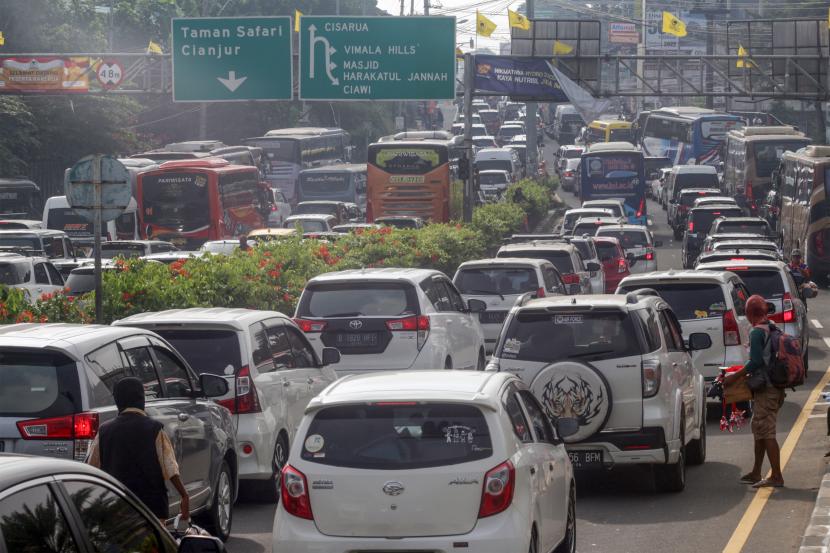 Antrean panjang kendaraan menuju kawasan wisata Puncak, Gadog, Kabupaten Bogor, Jawa Barat. Polisi memprediski peningkatan kepadatan kendaraan di Puncak Bogor terjadi siang ini.