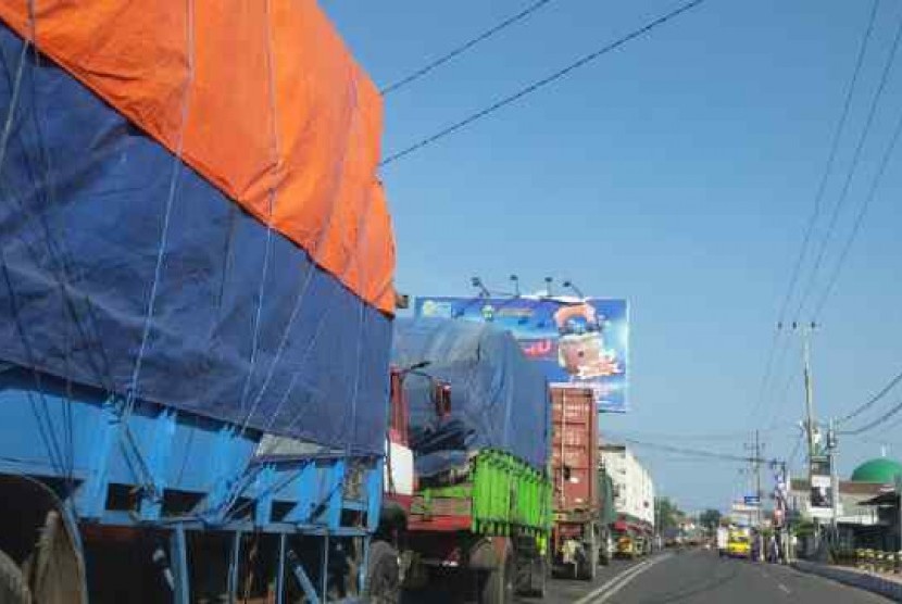 Antrean panjang kendaraan menuju Pelabuhan Ketapang, Banyuwangi, Jawa Timur, Jumat (27/6). Antrean ini terjadi karena penyeberangan ke Gilimanuk, Bali, ditutup selama tujuh jam akibat cuaca di Selat Bali dalam kondisi buruk.