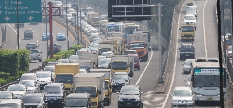 Antrean panjang kendaraan tampak di jalan tol dalam kota dari Tomang menuju Cawang, Jakarta, Jum'at (10/6), di hari terakhir masa uji coba pembatasan truk masuk tol dalam kota.