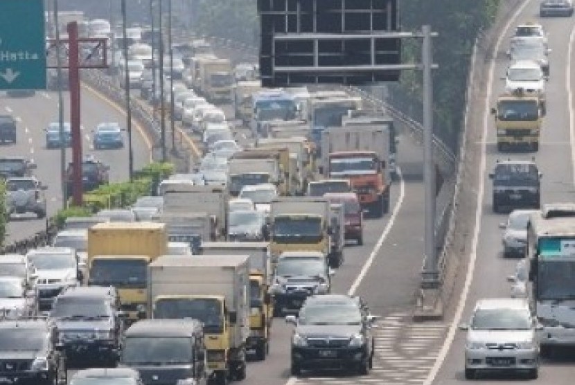 Antrean panjang kendaraan tampak di jalan tol dalam kota dari Tomang menuju Cawang, Jakarta, Jum'at (10/6), di hari terakhir masa uji coba pembatasan truk masuk tol dalam kota.