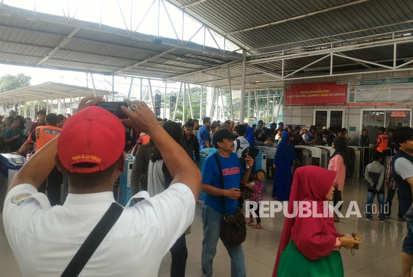 Antrean panjang terjadi di gate electronic Stasiun Bogor, Senin (23/7). Antrean terjadi akibat pembaruan perangkat ticketing dari PT KCI.