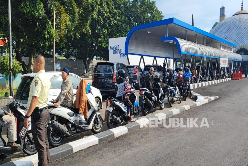 Antrean para wajib pajak kendaraan stag karena medin Drive Thru Samsat Bandung III Soekarno Hatta error, Senin (6/1/2025) pagi.  