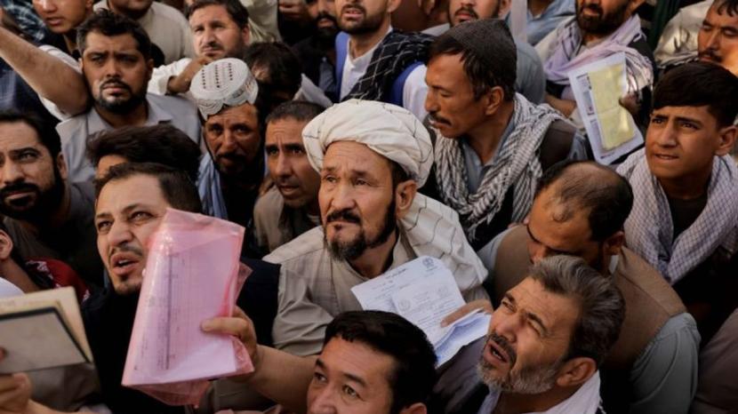 Antrean pegawai Afghanistan untuk mendapatkan haji