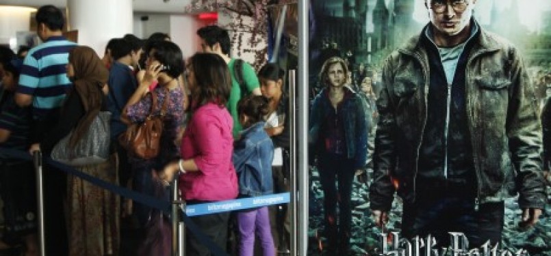 Antrean pembeli tiket bioskop film Harry Potter The Deathly Hallows Part 2