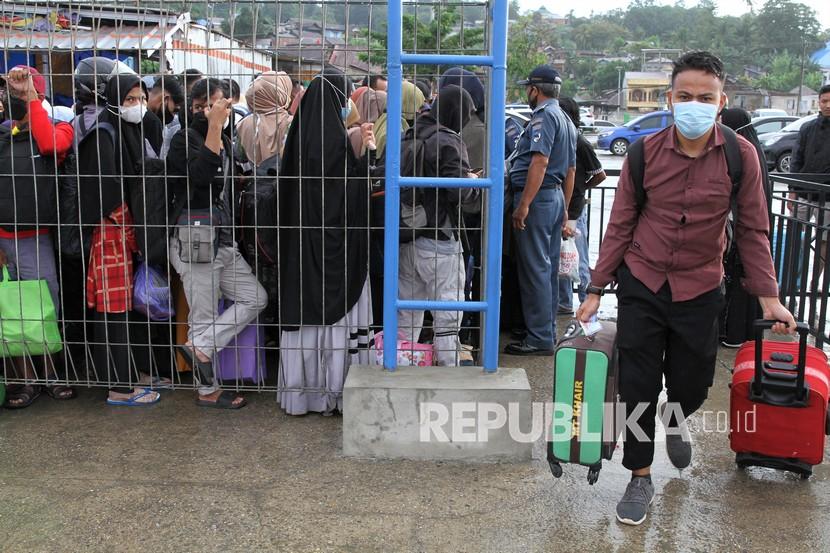 Antrean pemudik yang tidak mendapatkan tiket kapal cepat memadati pintu masuk pemeriksaan di Pelabuhan Nusantara Kendari, Kendari, Sulawesi Tenggara, Rabu (5/5/2021). 