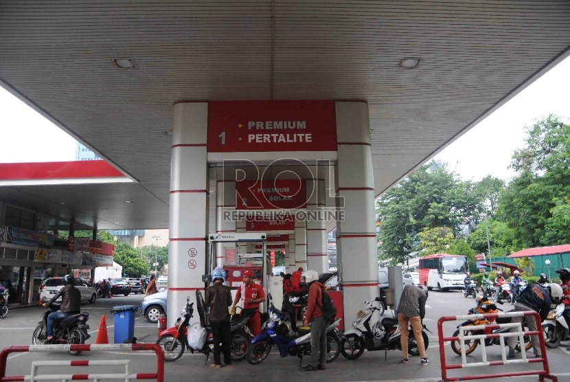 Antrean pengendara sepeda motor untuk mengisi BBM di Stasiun Pengisian Bahan Bakar Umum (SPBU) di Jakarta, Rabu (30/12).