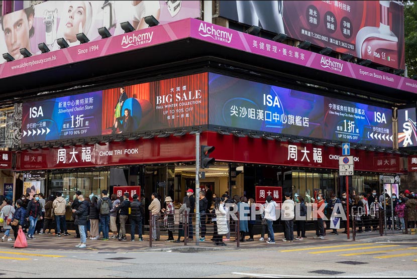 Antrean pengunjung di depan sebuah toko farmasi di Hong Kong, China, Jumat (31/1). Hongkong memperpanjang masa libur sekolah hingga 2 Maret nanti palinig cepat menyusul wabah virus corona.