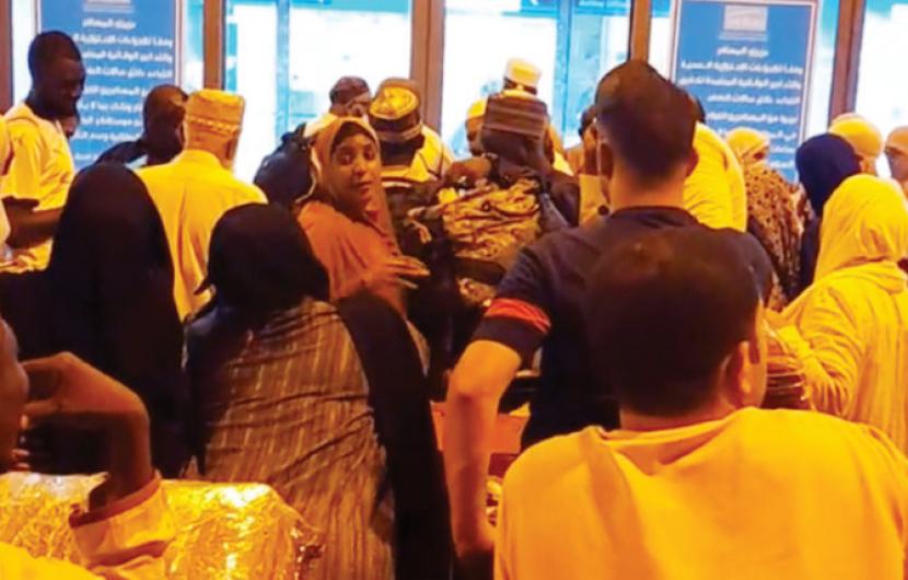 Antrean penumpang di Bandara Jeddah, Arab Saudi.  Arab Saudi Investigasi Penyebab Kekacauan di Bandara Jeddah