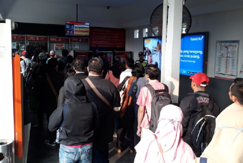Antrean penumpang di Stasiun Kereta Pasar Minggu, Jakarta Selatan, Senin (23/7). Mereka mengantre untuk membeli tiket manual alias karcis karena sistem layanan kartu KRL sedang dalam perbaikan. 