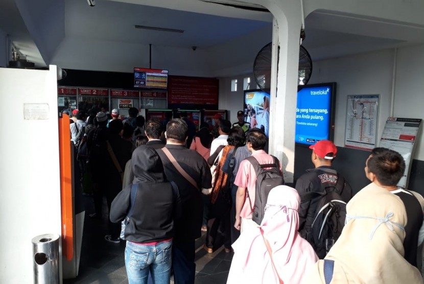 Antrean penumpang di Stasiun Pasar Minggu yang mengular karena membeli tiket manual, Senin (23/7).