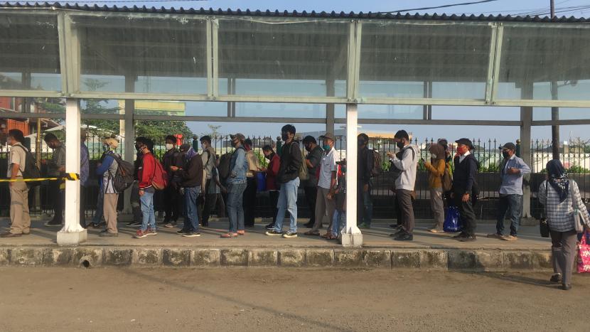 Antrean penumpang KRL di Stasiun Bogor, Senin (8/6)