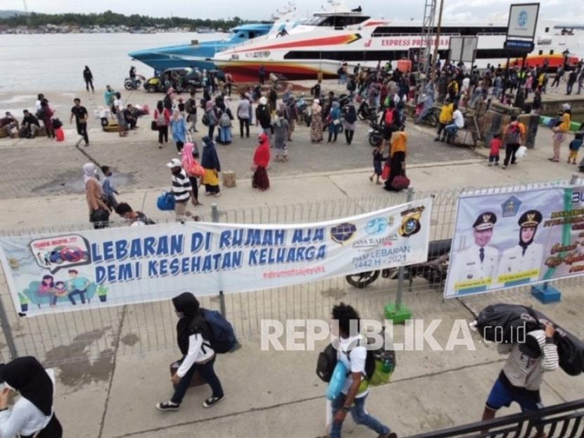 Antrean penumpang menaiki kapal (ilustrasi). Aktifitas kapal ASDP Indonesia Ferry yang beroperasi di Pelabuhan Penyeberangan Batulo Kota Baubau, Sulawesi Tenggara, terpaksa masih menggunakan Dermaga Plencengan sebagai tempat sandar kapal dalam melayani angkutan Lebaran.