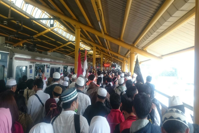 Antrean peserta aksi 212 terjadi di pintu keluar Stasiun Gondangdia, Jumat (2/12).