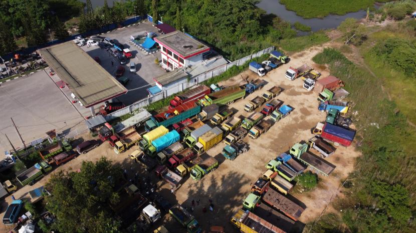 Antrean ratusan kendaraan BBM jenis solar di SPBU Martandu di Kendari, Sulawesi Tenggara, baru-baru ini. Menteri Energi dan Sumber Daya Mineral (ESDM) Arifin Tasrif mengimbau pelaku industri yang melakukan bisnis komersial untuk memakai bahan bakar minyak jenis solar nonsubsidi. 