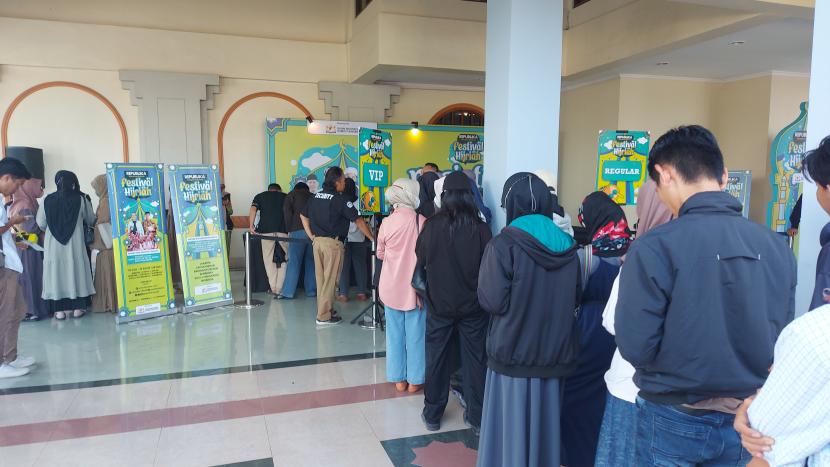 Antrean registrasi pengunjung yang telah mendaftar secara online untuk menghadiri Republika Festival Hijriah di Gedung Serbaguna MAJT Jawa Tengah, Kecamatan Gayamsari, Kota Semarang, Rabu (2/8).