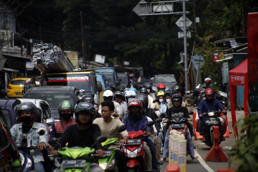 Antrean sejumlah kendaraan di jalur Puncak, Simpang Gadog, Ciawi, Kabupaten Bogor, Jawa Barat, Selasa (10/5/2022). Pada H+7 Lebaran jalur wisata Puncak Bogor terpantau ramai lancar dan masih didominasi oleh kendaraan wisatawan yang ingin berwisata di daerah tersebut. 