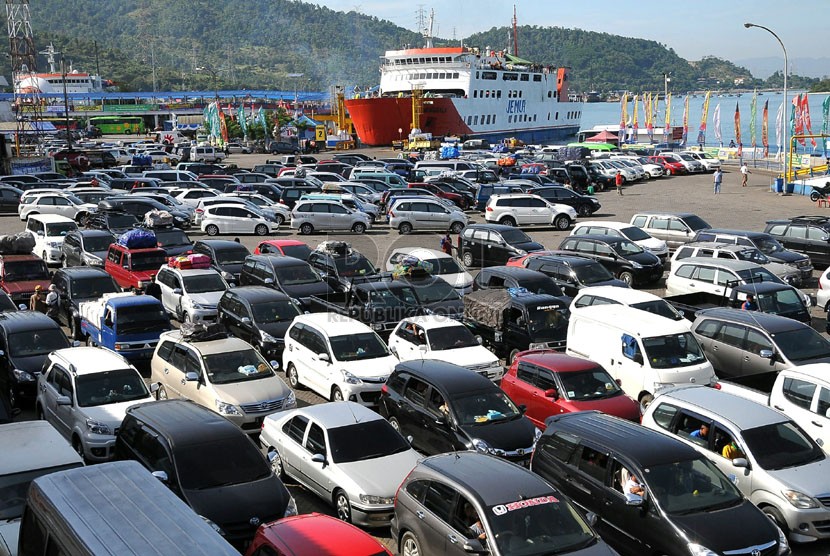 Private cars in Merak Port queue to cross to Bakauheni port during homebound season (file photo)