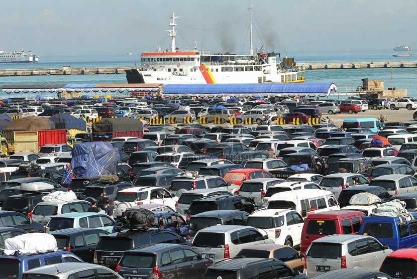 Antrean sejumlah kendaraan pribadi yang akan menyeberang ke Bakauheni, di Pelabuhan Merak, Banten (ilustrasi). Pelabuhan Merak-Bakauheni diprediksi lebih padat selama musim libur Natal. (Republika/Prayogi)