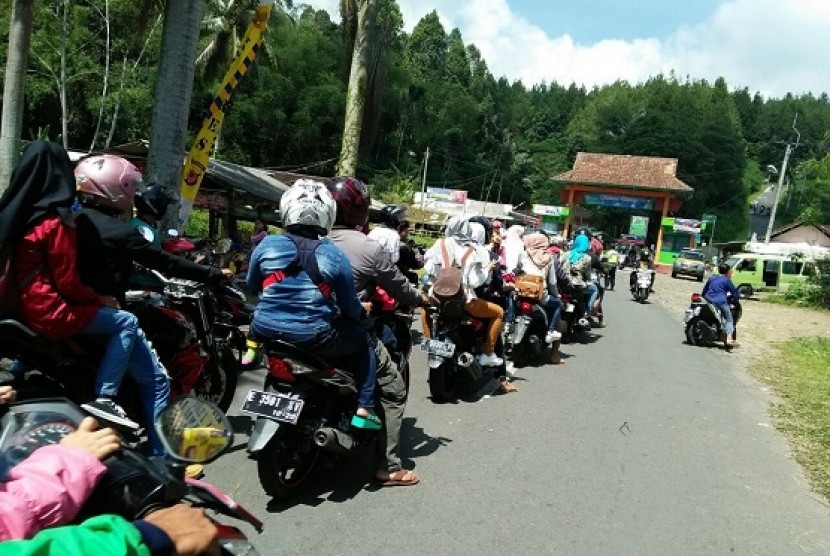 Antrean tiket pengunjung menuju kawasan wisata Gunung Galunggung, Kabupaten Tasikmalaya, Jawa Barat Senin (1/1)