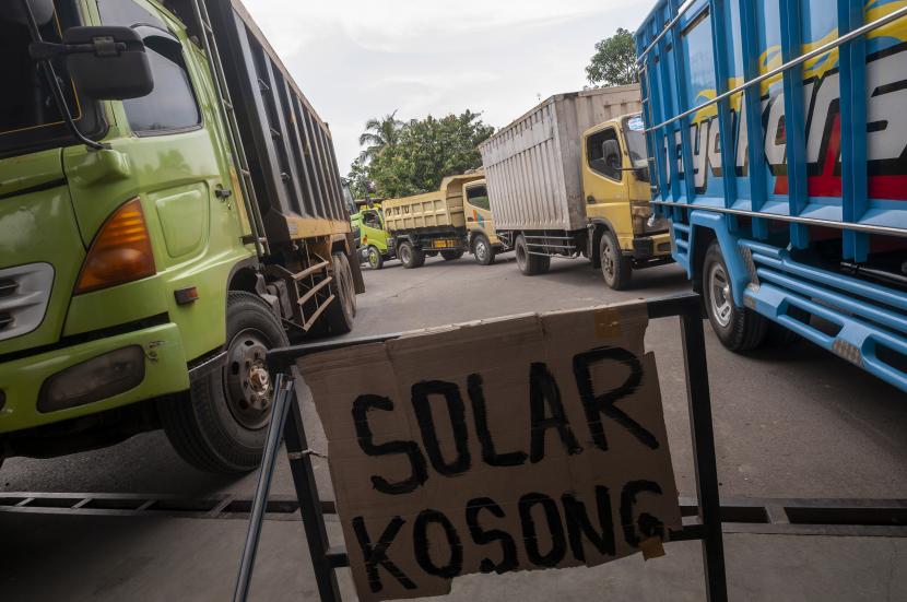 Antrean truk saat membeli bahan bakar solar bersubsidi di salah satu SPBU, ilustrasi