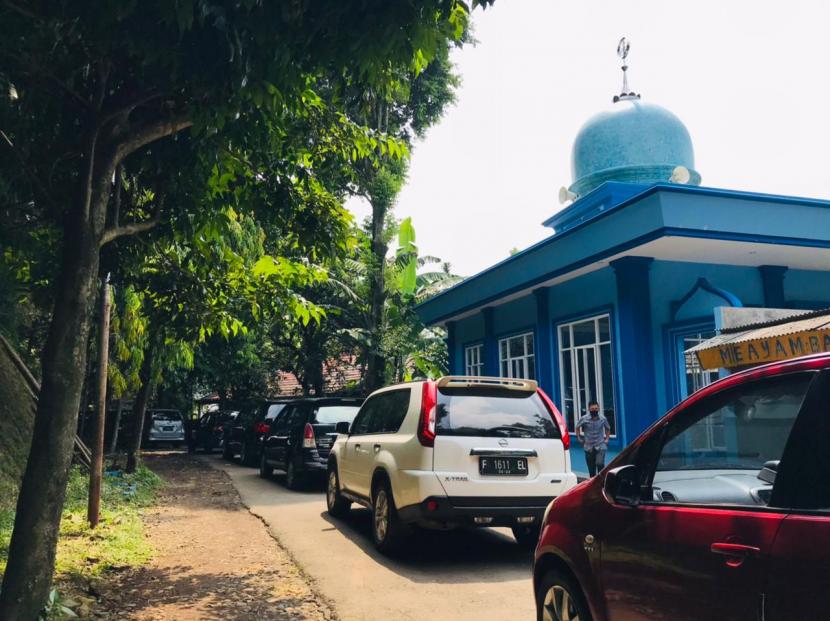 Antrean vaksinasi Covid-19 drive thru di GOR Pajajaran Kota Bogor, Selasa (20/4). 