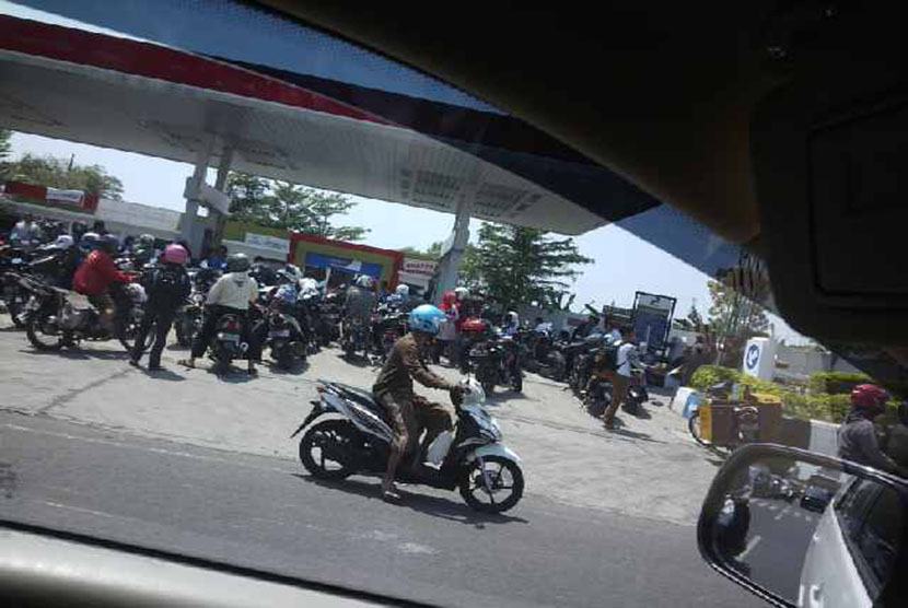 Antrean warga di sebuah SPBU di Jl By Pass, Kota Cirebon