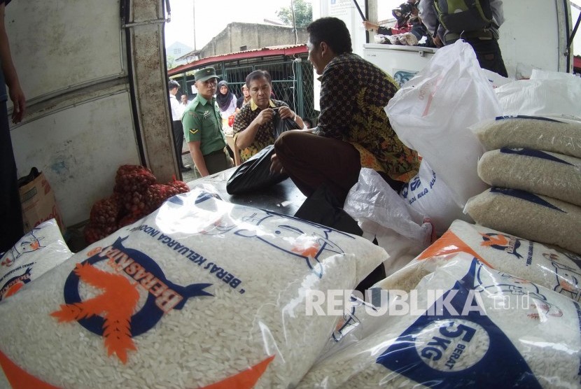 Antrean warga membeli sembako murah pada operasi pasar oleh Forum Bulog Divre Jabar, di daerah Sadangluhur RW 15, Kelurahan Sekeloa, Kecamatan Coblong, Kota Bandung. 