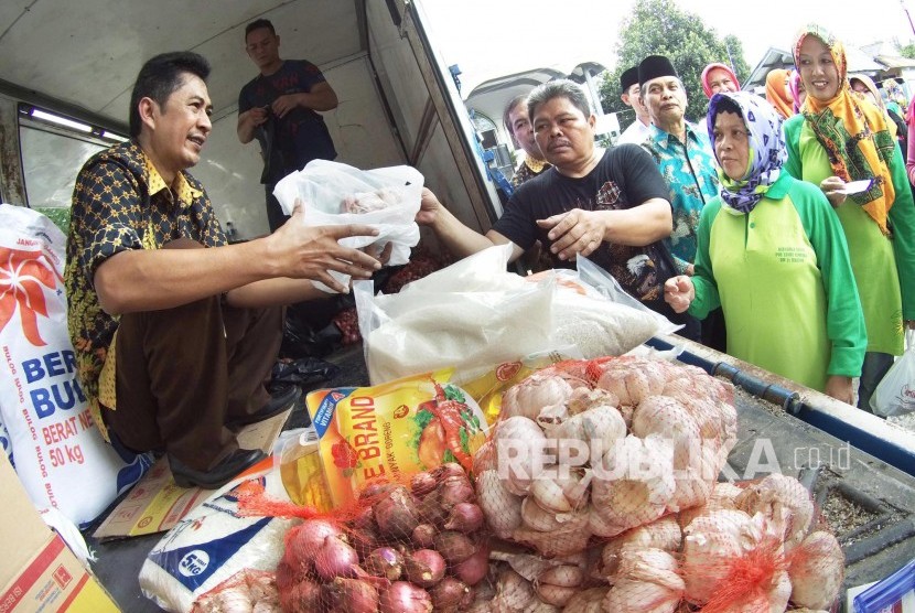 Antrean warga membeli sembako murah pada operasi pasar oleh Forum Bulog Divre Jabar, di daerah Sadangluhur RW 15, Kelurahan Sekeloa, Kecamatan Coblong, Kota Bandung, Kamis (2/5).  (Republika/Edi Yusuf)