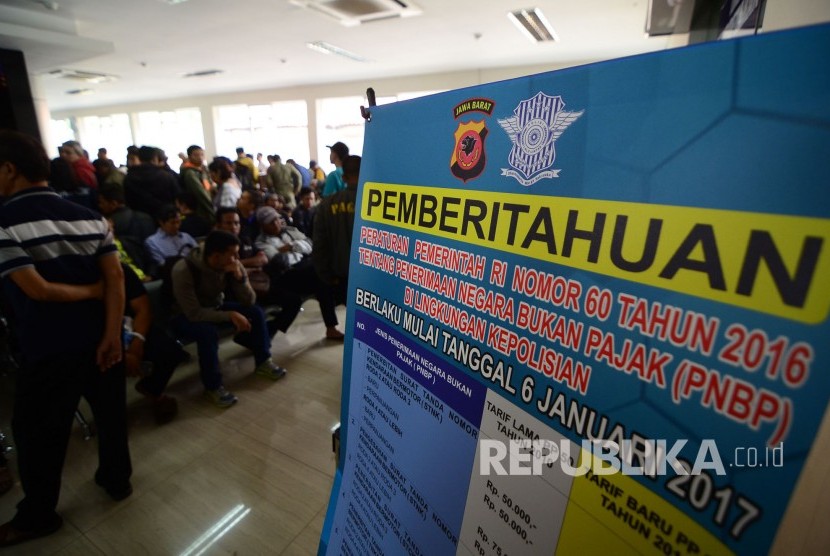 Antrean warga yang akan memperpanjang STNK di Samsat Bandung Barat, Jalan Pajajaran, Kota Bandung, Kamis (5/1).