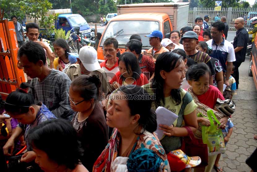  Antrean warga penerima Bantuan Langsung Sementara Masyarakat (BLSM) di Kantor Pos Jatinegara, Jakarta Timur, Senin (2/9).(Republika/Rakhmawaty La'lang)