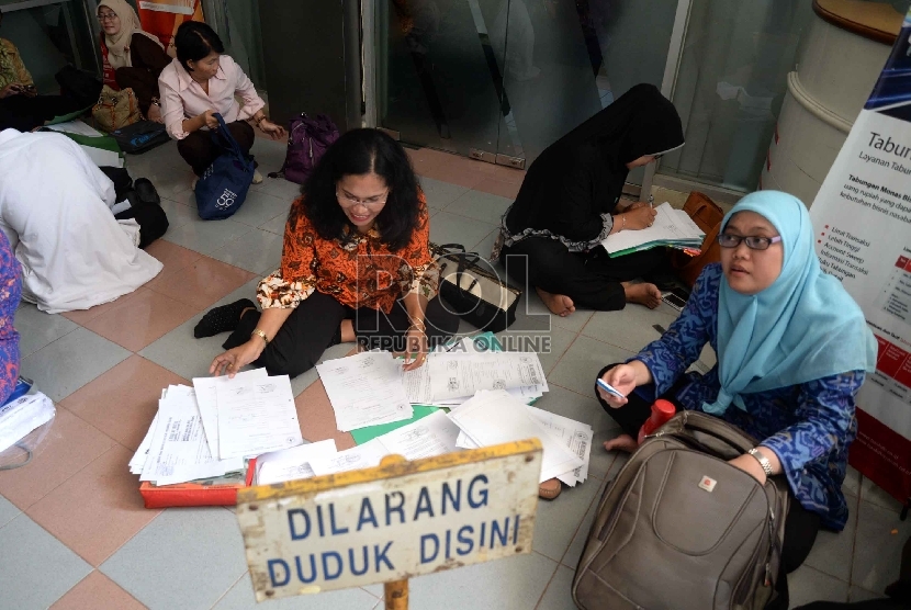 Antrean guru bantu DKI Jakarta untuk mengambil nomor di Gedung Nyiageng Serang, Jakarta, Kamis (23/7).  (Republika/Yasin Habibi)