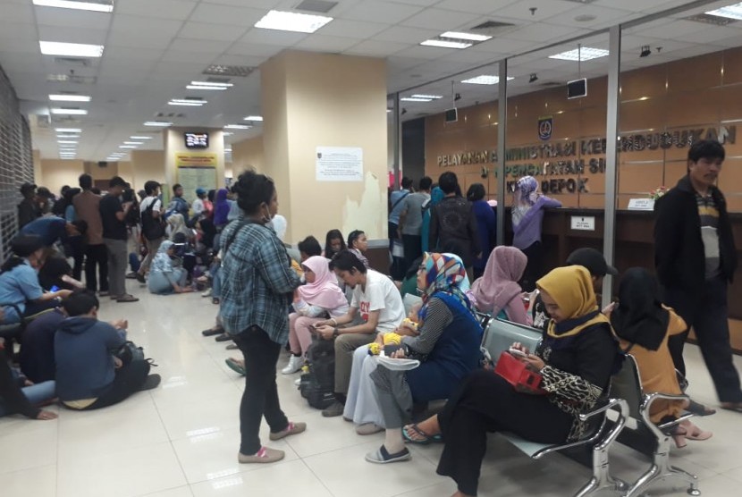 Antrean di Dinas Kependudukan dan Catatan Sipil (Disdukcapil) Kota Depok sebelum wabah corona. Disdukcapil Kota Depok kini meniadakan pengambilan dokumen kependudukan secara langsung selama masa Pembatasan Sosial Berskala Besar (PSBB).