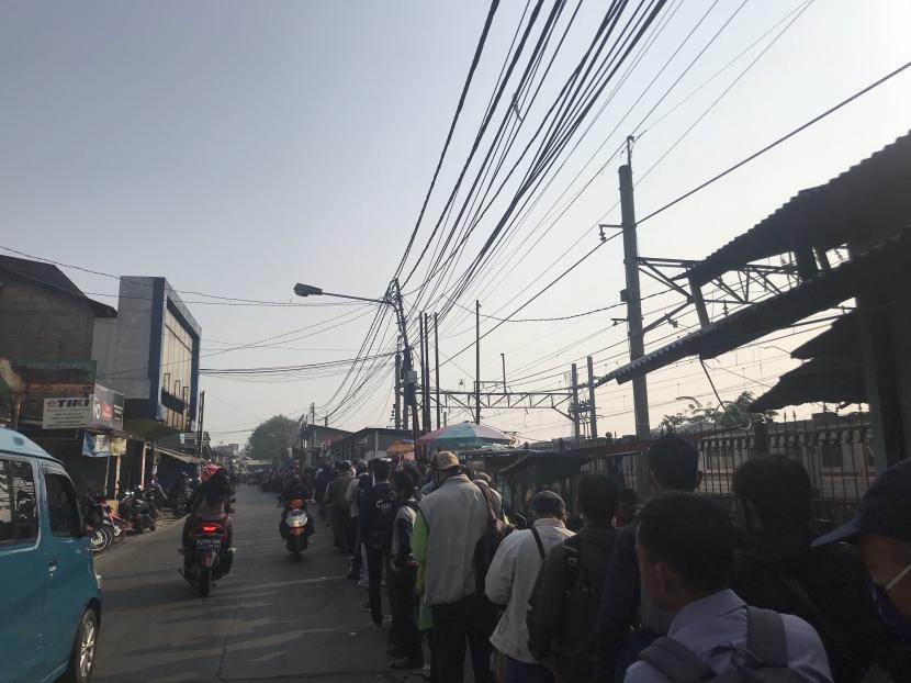 Antrian calon penumpang KRL di Stasiun Bojonggede, Bogor yang mengular hingga ke jalan raya, Senin (3/8).