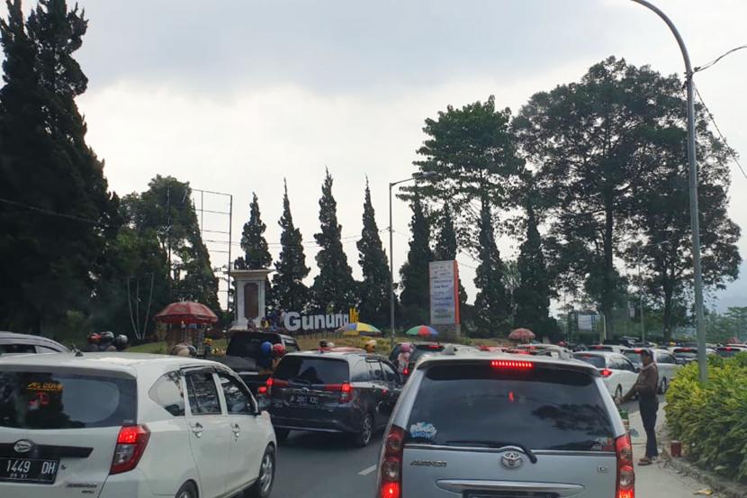 Antrian kendaraan mengular di kawasan Puncak (Kabupaten Bogor dan Kabupaten Cianjur). Disparpora Cianjur rekomendasikan sejumlah tempat wisata untuk melepas lelah pemudik.