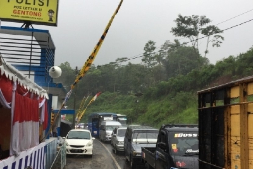 Antrian kendaraan terjadi di Jalur Gentong, Kecamatan Kadipaten,  Kabupaten Tasikmalaya, Jawa Barat pada Selasa (25/12). 