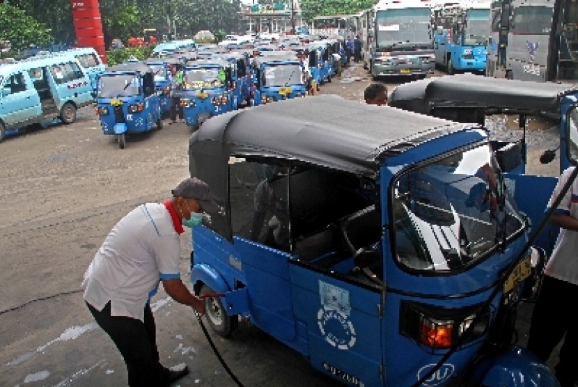   Antrian kendaraan yang mengisi bahan bakar gas di salah satu SPBG, Jakarta