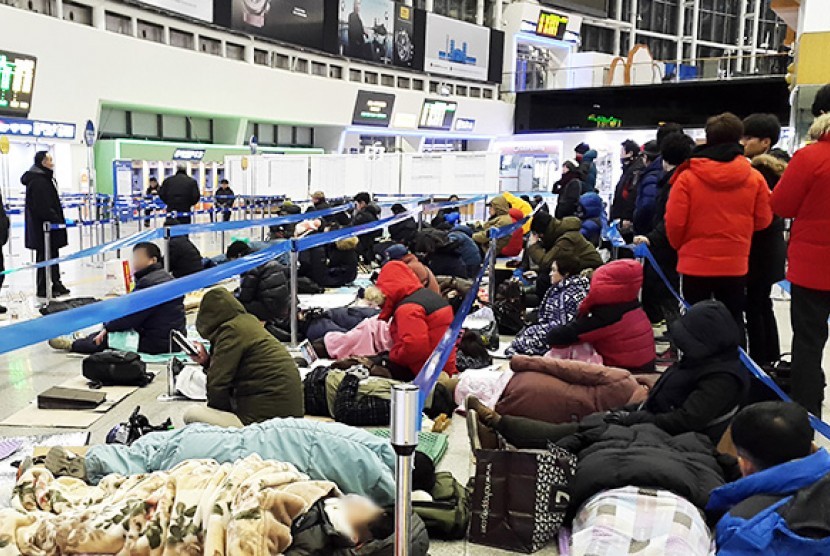 Antrian panjang di stasiun Seoul menjelang perayaan Seoulal atau tahun baru di Korea 