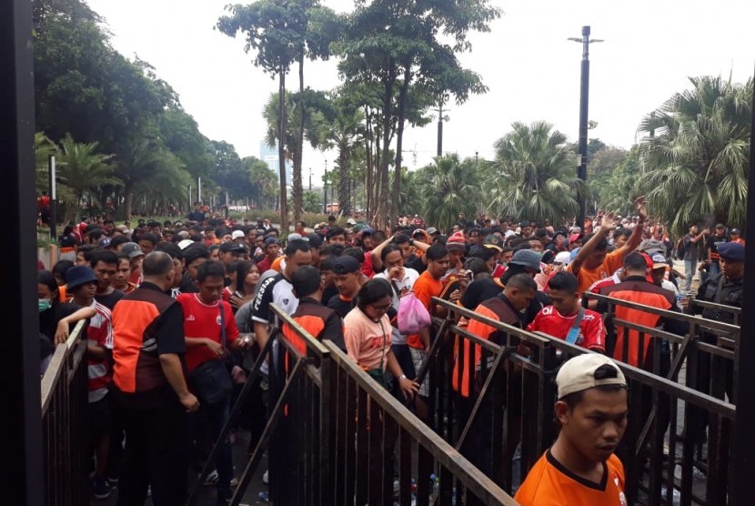 Antrian the Jakmania menuju Stadion Utama Gelora Bung Karno (SUGBK), Rabu (10/7). 