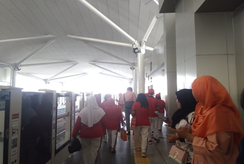 Antusiame warga saat menjajal uji coba gratis Lintas Rel Terpadu (LRT) di Stasiun Boulevard Utara, Jakarta, Selasa (18/6). 