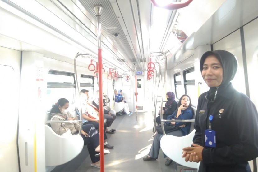 Antusiame warga saat menjajal uji coba gratis Lintas Rel Terpadu (LRT) di Stasiun Boulevard Utara, Jakarta, Selasa (18/6).