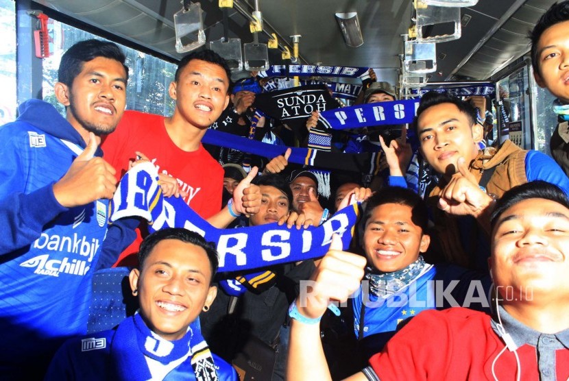 Antusias Bobotoh di dalam salah satu bus Rombongan di Jl Diponegoro, Kota Bandung, saat pemberangkatan menuju Stadion Utama Gelora Bung Karno (SUGBK), Jakarta, Ahad (3/4). 