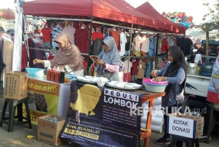 Antusias Ibu-ibu mengumpulkan donasi bagi para korban gempa di Alun-alun Tigaraksa, Kabupaten Tangerang