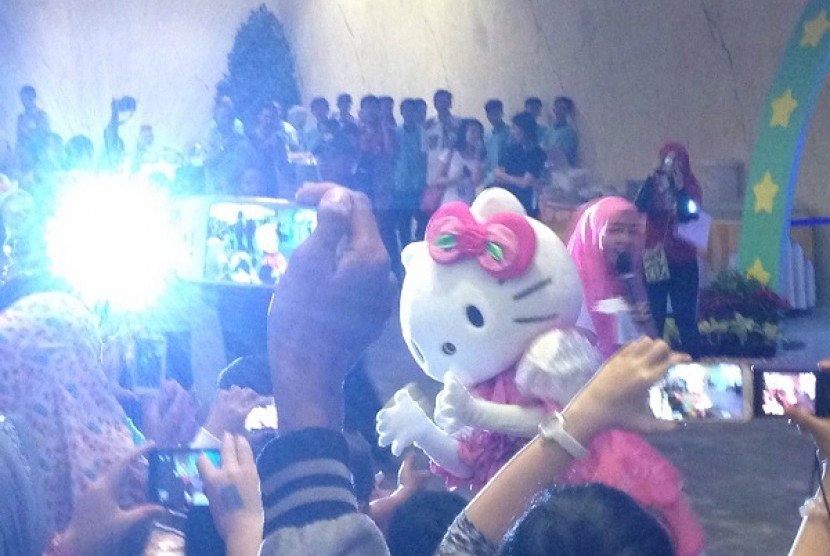 Antusias penggemar Hello Kitty begitu Kitty masuk ke dalam area