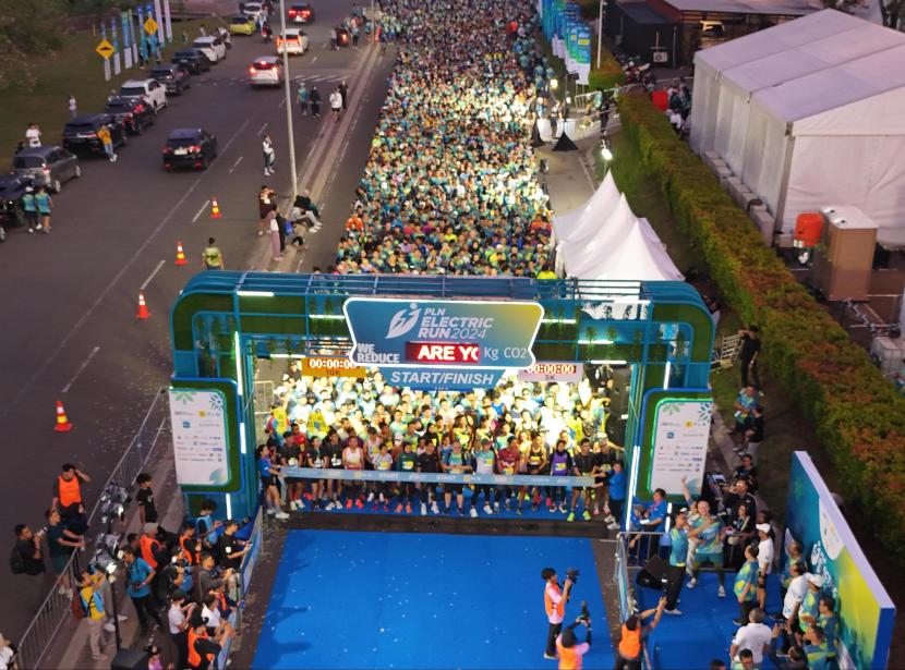 Antusiasme 6.470 pelari yang tengah bersiap di garis start dalam ajang PLN Electric Run 2024 di Scientia Park, Gading Serpong, Tangerang pada Ahad (6/10).