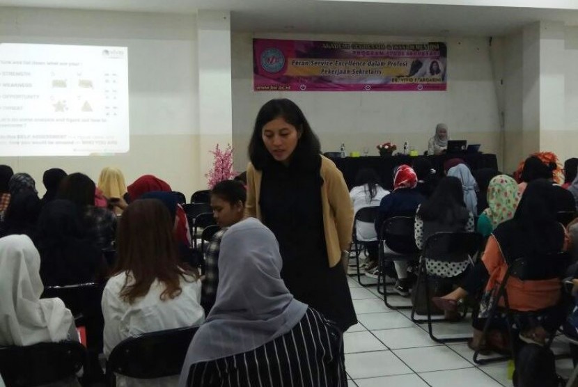 Antusiasme mahasiswa ASM BSI Jakarta berdiskusi dengan Dr Vivid F Argarini.   